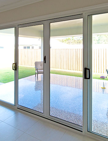 Is it possible to add a flyscreen door when the sliding door is on